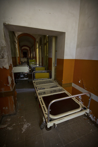 Illustration for article titled The Decaying Remains of Abandoned Hospitals